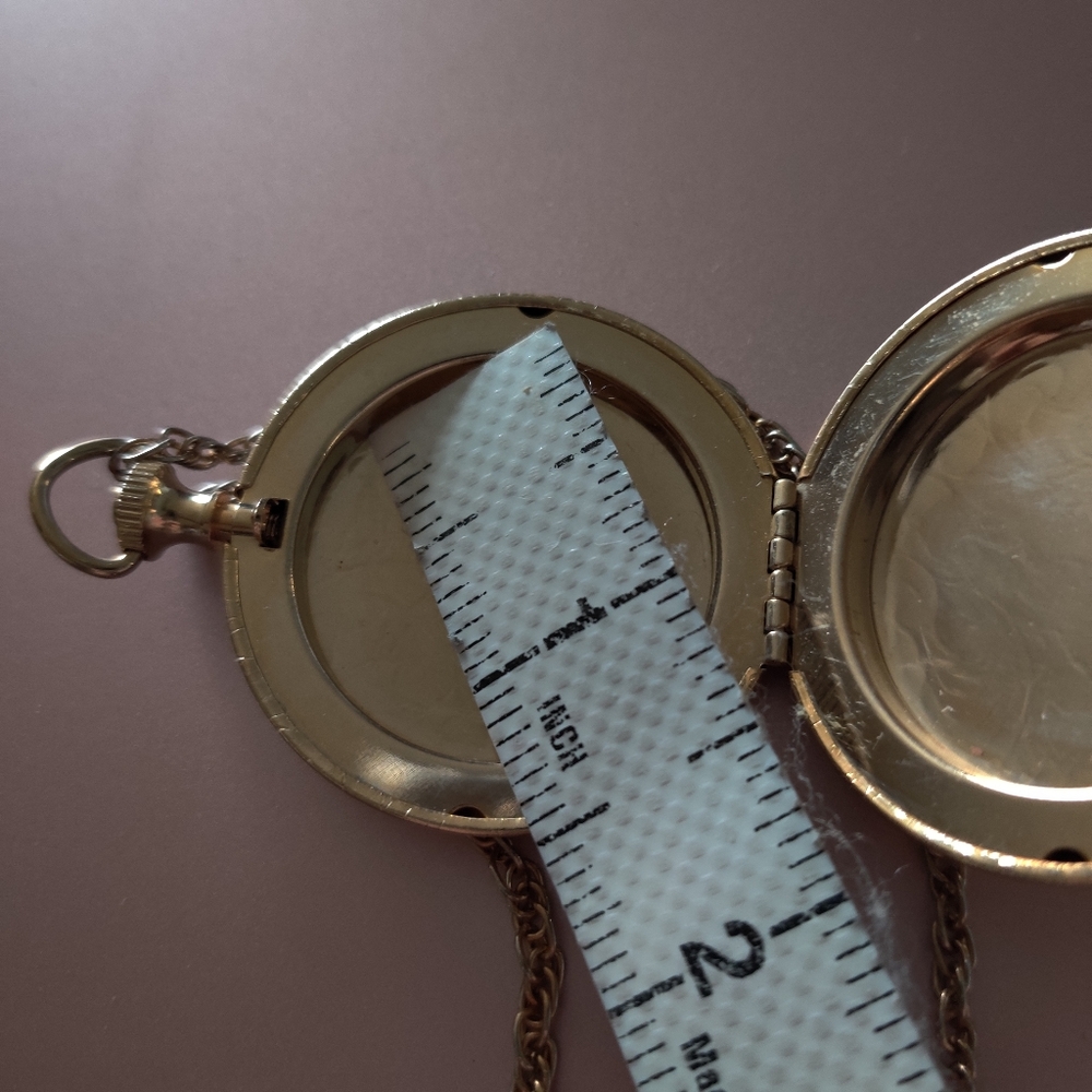 Gold locket with chain etched swirl design - Picture 3 of 4